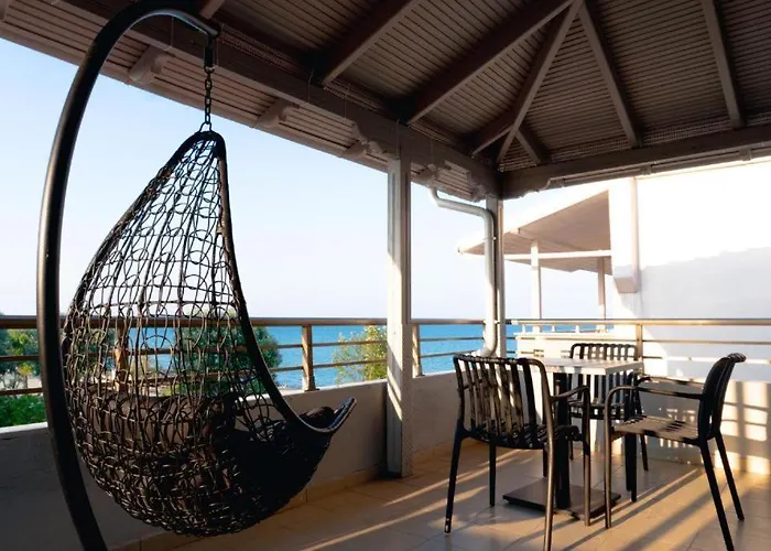 Aqua Beachfront Elegant 酒店 3*