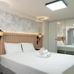 Aqua Beachfront Elegant Ξενοδοχείο