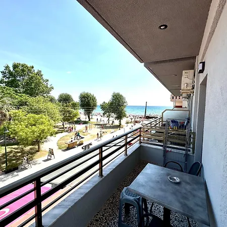 Aqua Beachfront Elegant מלון