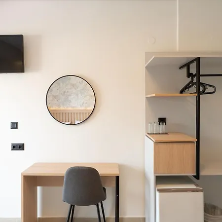 מלון Aqua Beachfront Elegant 3*