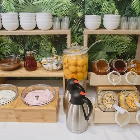 Aqua Beachfront Elegant מלון 3*