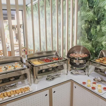 Aqua Beachfront Elegant מלון 3*